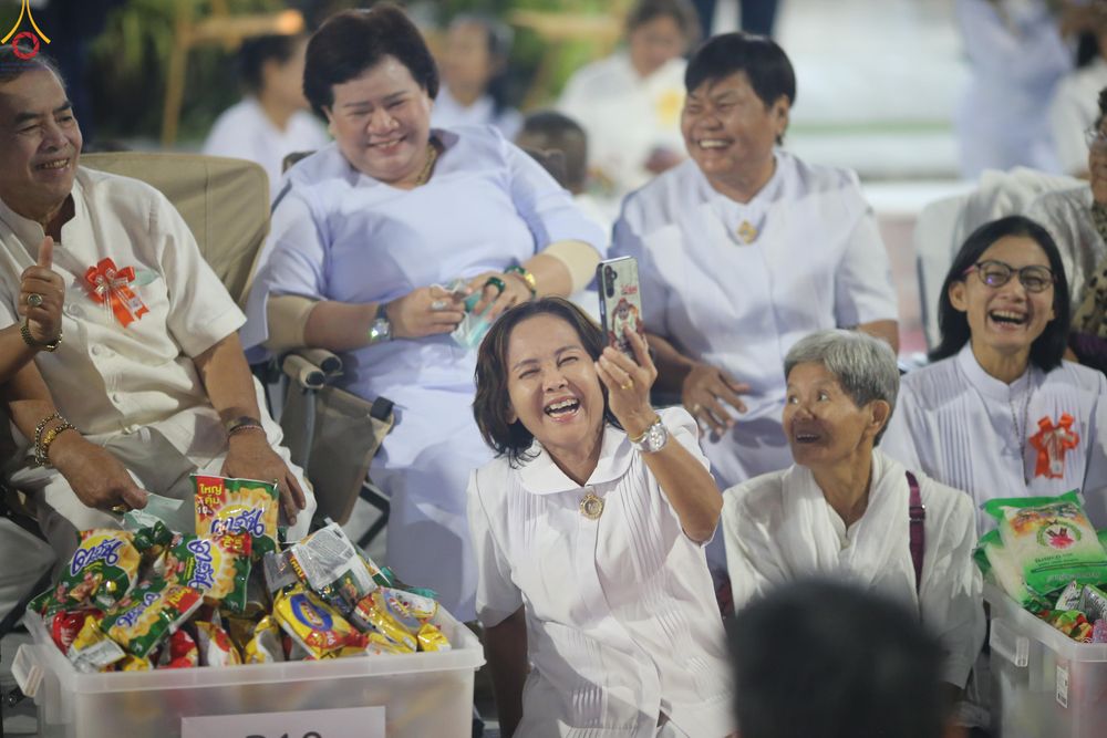 ภาพ No.284134:วันเสาร์ที่ 20 ธันวาคม พ.ศ.2568  พิธีตักบาตรพระ 10,000 รูป เนื่องในโอกาส 194 ปี จังหวัดกาญจนบุรี และอุทิศส่วนกุศลให้แด่บรรพชนทั้งหลาย บริเวณถนนสองแคว (Skywalk) เมืองกาญจนบุรี