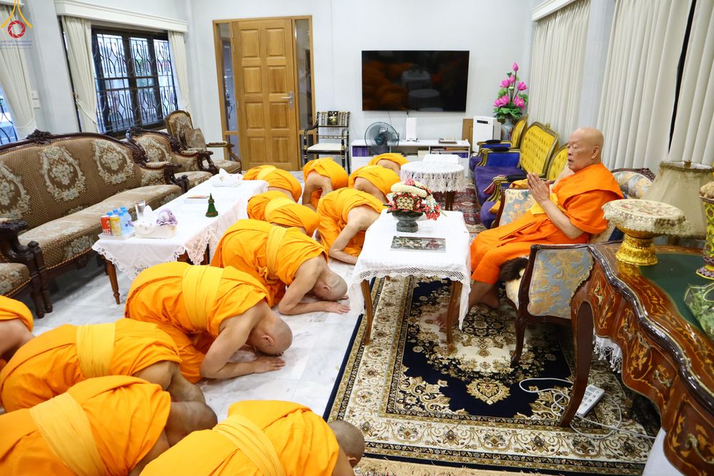 ภาพ No.286244:วันที่ 12 กรกฎาคม พศ.2568 (แรม 2 ค่ำ เดือน 8) พระภิกษุวัดพระธรรมกาย ทำวัตรพระผู้ใหญ่ เนื่องในวันเข้าพรรษา