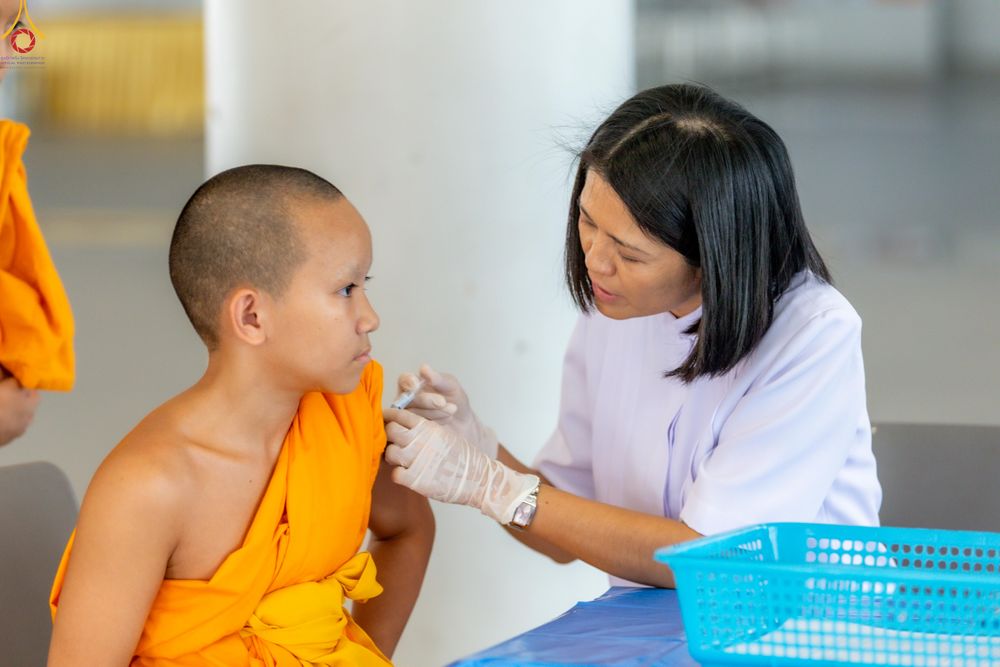 ภาพ No.331884:วันที่ 5 พฤษภาคม พ.ศ.2569 ศูนย์การแพทย์บุญรักษา ร่วมกับคลินิกใจใส จัดถวายวัคซีนป้องกันไข้หวัดใหญ่  แด่คณะพระภิกษุสามเณรกว่า 500 รูป