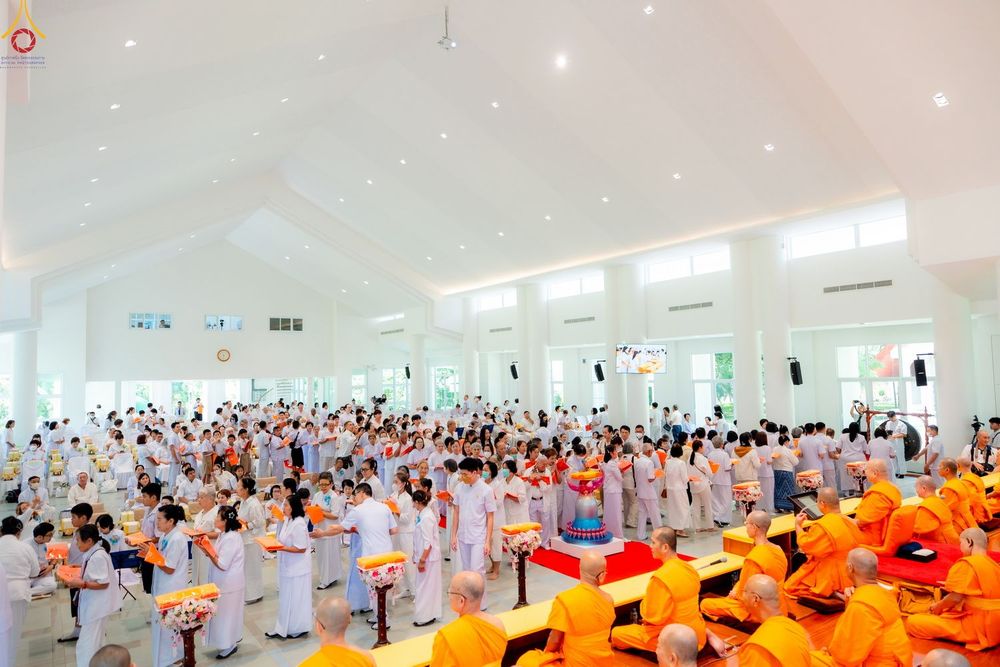 คณะสงฆ์และสาธุชนจำนวนมากร่วมงานบุญภายในอาคารปฏิบัติธรรมสีขาว