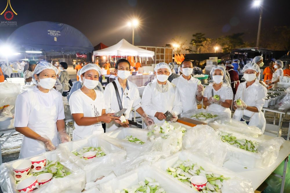 ภาพ No.73979:พิธีถวายภัตตาหารเป็นสังฆทาน แด่คณะพระธรรมยาตราฯ ในโครงการธรรมยาตรากตัญญูบูชา มหาปูชนียาจารย์ พระมงคลเทพมุนี(สด จนฺทสโร) พระผู้ปราบมาร อนุสรณ์สถาน 7 แห่ง ปีที่ 11 วันที่ 24 มกราคม พ.ศ. 2566