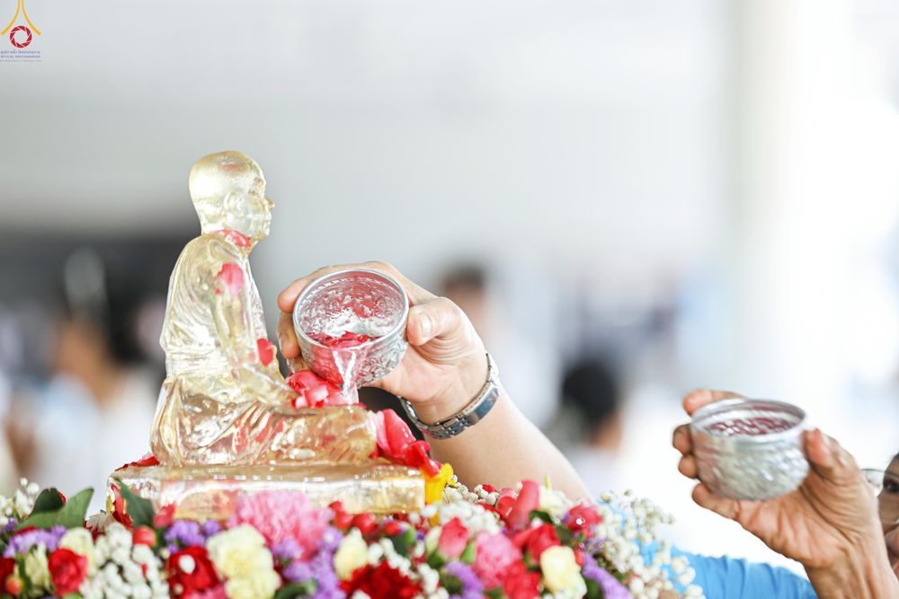 ภาพ No.322276:วันที่ 13 เมษายน พ.ศ.2569 สาธุชนสรงน้ำพระ เนื่องในวันสงกรานต์ ณ หอฉันคุณยายอาจารย์ วัดพระธรรมกาย