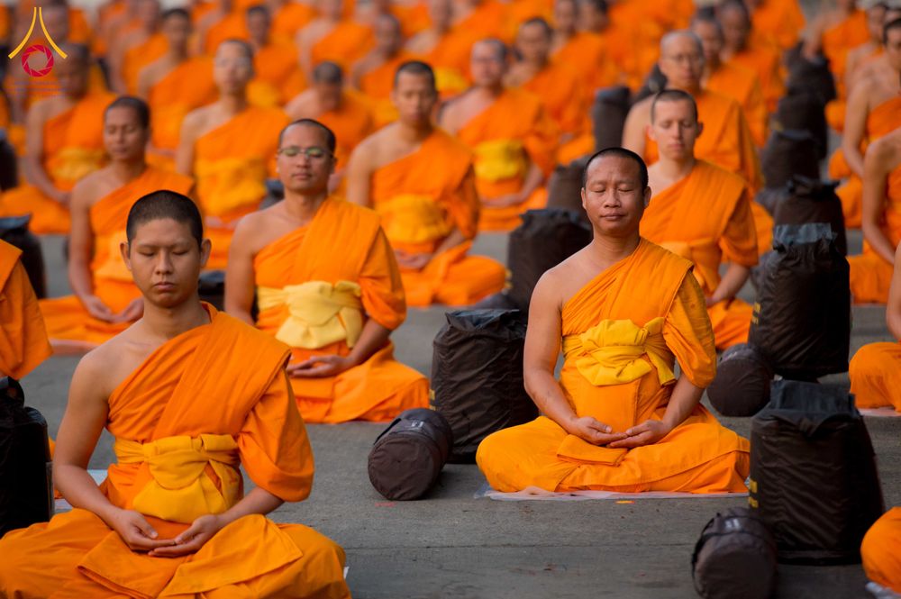 ภาพ No.297423:วันที่ 15 มกราคม พ.ศ.2569 พระธรรมยาตราปฏิบัติธรรมและถ่ายภาพหมู่ประวัติศาสตร์ อนุสรณ์สถานลำดับที่ 4 สถานที่เกิดด้วยกายธรรม  ณ วัดโบสถ์บน ต.บางคูเวียง จ.นนทบุรี ในโครงการธรรมยาตรา กตัญญูบูชา มหาปูชนียาจารย์ พระมงคลเทพมุนี(สด จนฺทสโร) พระผู้ปราบมาร อนุสรณ์ส