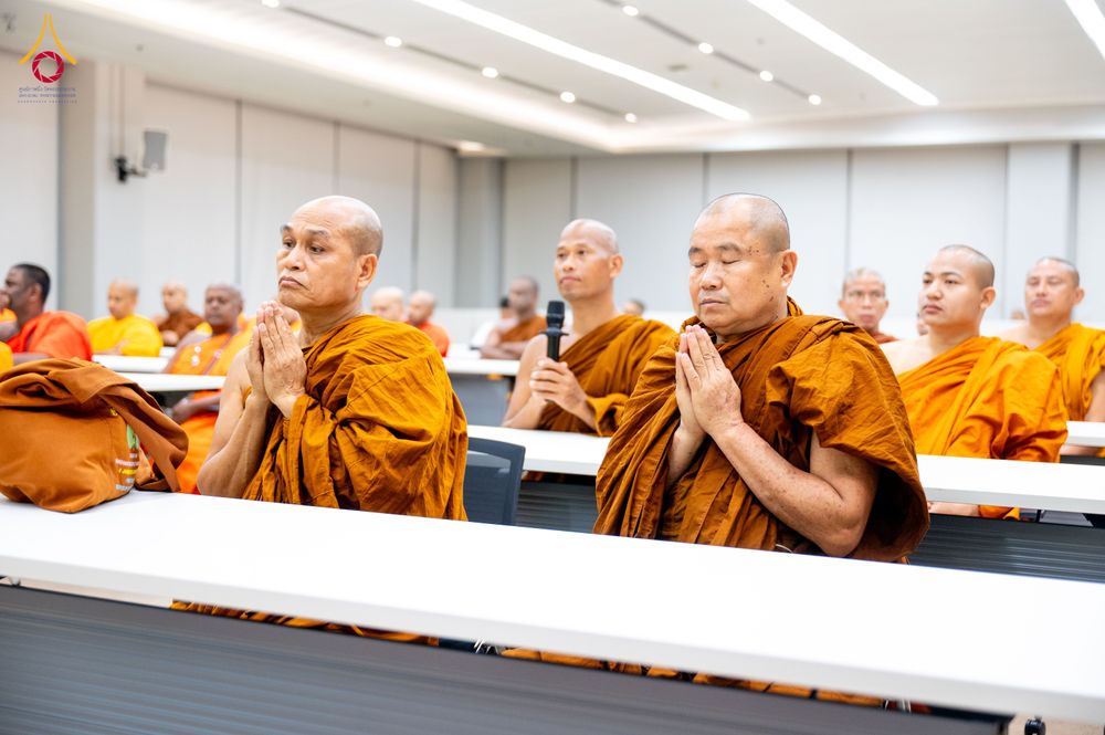 ภาพ No.323328:หลวงพ่อทัตตชีโว รองเจ้าอาวาสวัดพระธรรมกาย ถวายการต้อนรับปฏิสันถารคณะสงฆ์จากประเทศศรีลังกา