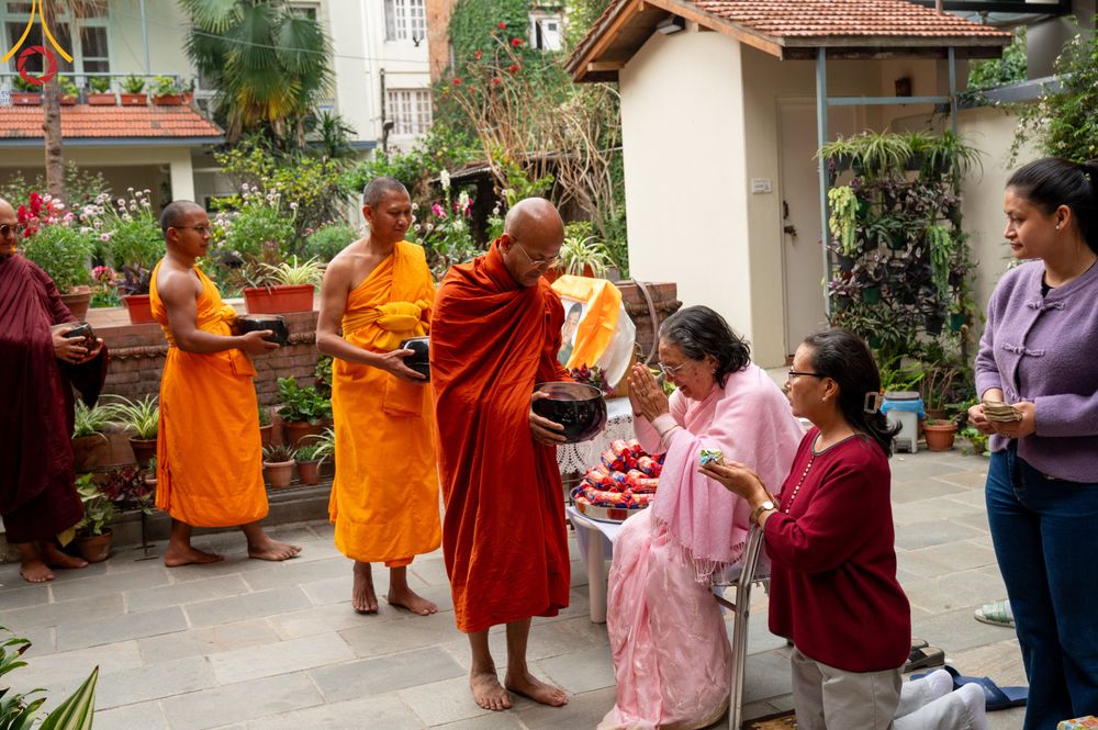 ภาพ No.317235:วันอังคารที่ 31 มีนาคม พ.ศ.2569 จาริกบิณฑบาตแห่งศรัทธา จากวัดอเชศวรสู่สี่แยกปาตันและวัดศรี ประเทศเนปาล