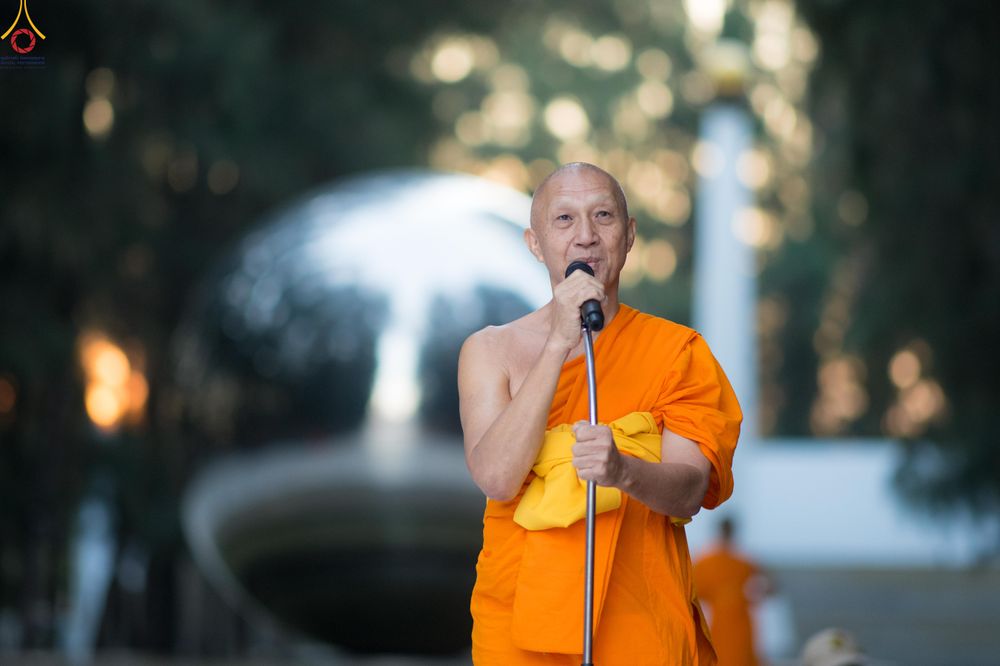 ภาพ No.288476:วันที่ 4 มกราคม พ.ศ. 2569 พระธรรมยาตราปฏิบัติธรรม และถ่ายภาพหมู่ประวัติศาสตร์ ในโครงการธรรมยาตรา กตัญญูบูชา มหาปูชนียาจารย์ พระมงคลเทพมุนี(สด จนฺทสโร) พระผู้ปราบมาร อนุสรณ์สถาน 7 แห่ง ปีที่ 14 ณ อนุสรณ์สถานมหาวิหารพระมงคลเทพมุนี (โลตัสแลนด์) อ.สองพี่น้อง