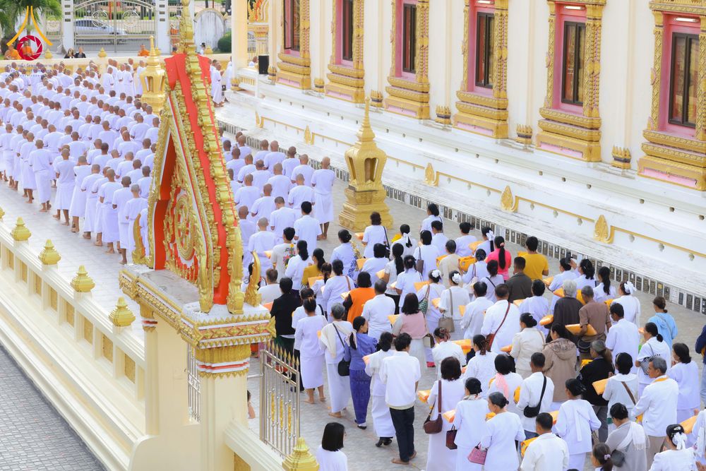 ภาพ No.278555:วันอาทิตย์ที่ 14 ธันวาคม พ.ศ.2568  พิธีเวียนประทักษิณ พิธีวันทาสีมาพระประธาน โครงการบวชบูชาธรรมมหาปูชนียาจารย์ ของศูนย์ปฏิบัติธรรมบุรีรัมย์ ณ วัดกลาง พระอารามหลวง จังหวัดบุรีรัมย์