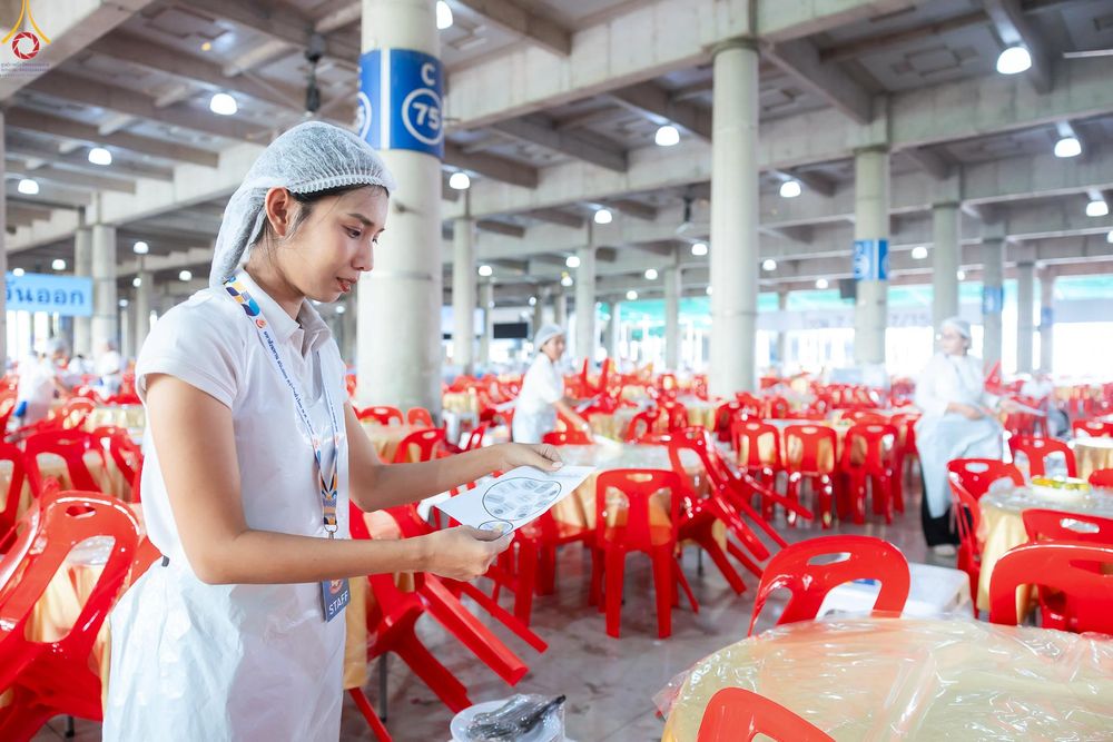 ภาพ No.325826:วันที่ 22 เมษายน พ.ศ.2569(วันคุ้มครองโลก) งานถวายมหาสังฆทาน 40,000 กว่าวัดทั่วประเทศ เจ้าหน้าที่ สาธุชน ร่วมใจจัดเตรียมภัตตาหารเพล (ชุด 2)