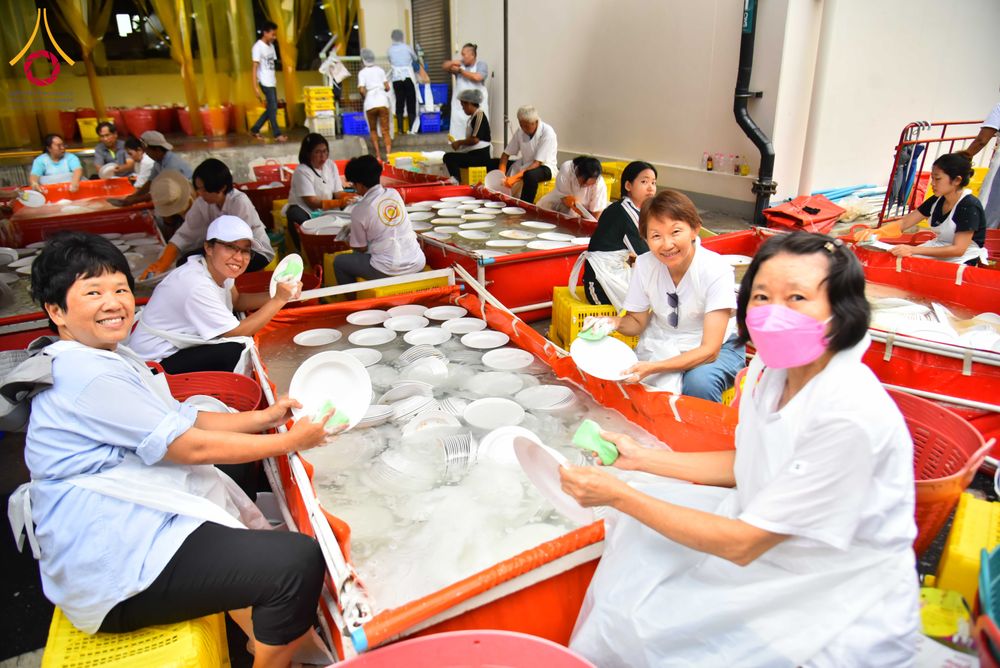 ภาพ No.325248:วันที่ 24-25 เมษายน พ.ศ.2569  เจ้าหน้าที่และอาสาสมัครรับบุญเก็บงานล้างภาชนะ งานถวายมหาสังฆทาน 40,000 กว่าวัดทั่วประเทศ  ณ โรงครัว 71 ปีวัดพระธรรมกาย