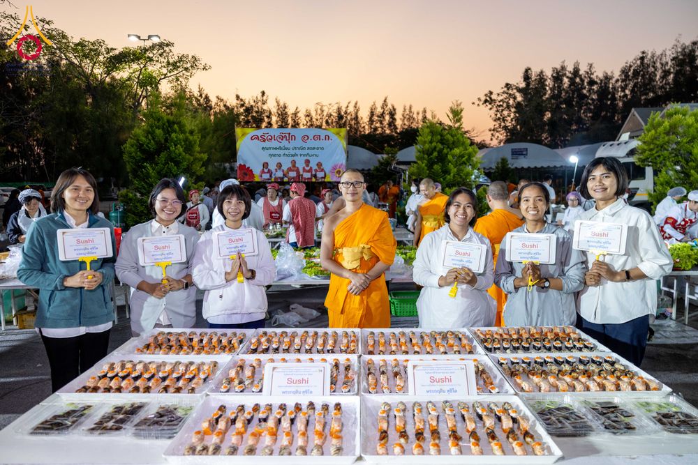 ภาพ No.293448:วันที่ 13 มกราคม พ.ศ. 2569 พิธีถวายภัตตาหารเป็นสังฆทาน แด่พระธรรมยาตรา ณ อนุสรณ์สถานมหาวิหารพระมงคลเทพมุนี (โลตัสแลนด์) อ.สองพี่น้อง จ.สุพรรณบุรี ในโครงการธรรมยาตรา กตัญญูบูชา มหาปูชนียาจารย์ พระมงคลเทพมุนี(สด จนฺทสโร) พระผู้ปราบมาร อนุสรณ์สถาน 7 แห่ง ปี