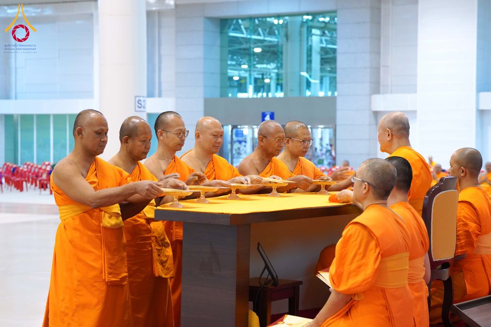 ภาพ No.285026:วันอาทิตย์ที่ 14 ธันวาคม พ.ศ.2568  พิธีปฏิบัติธรรม พิธีถวายภัตตาหารเป็นสังฆทาน พิธีมอบต้นสมบัติจักรพรรดิ ถวายแด่เจ้าอาวาสและประธานสงฆ์ 236 ศูนย์ส่งเสริมศีลธรรมทั่วโลก ณ สภาธรรมกายสากล วัดพระธรรมกาย