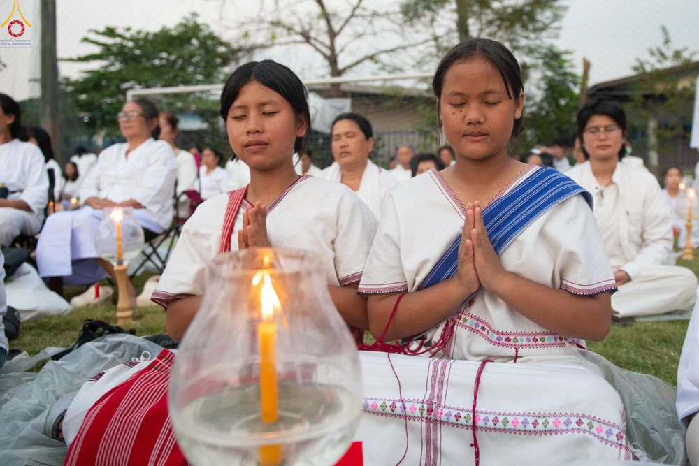 ภาพ No.297104:วันที่ 17 มกราคม พ.ศ. 2569 พิธีจุดประทีปถวายเป็นพุทธบูชา และบูชาธรรมมหาปูชนียาจารย์ (ภาพชุดที่ 2) ณ วัดโบสถ์บน ต.บางคูเวียง จ.นนทบุรี อนุสรณ์สถานลำดับที่ 4 สถานที่เกิดด้วยกายธรรม ในโครงการธรรมยาตรา กตัญญูบูชา มหาปูชนียาจารย์ พระมงคลเทพมุนี(สด จนฺทสโร) พร