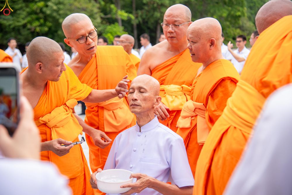 ภาพ No.330578:วันที่ 30 พฤษภาคม พ.ศ.2569 พิธีตัดปอยผมและปลงผม อุบาสกอุปสมบทอุทิศชีวิต 11 ท่าน (ภาพชุดที่ 2) ณ โบสถ์พระไตรปิฎก วัดพระธรรมกาย จังหวัดปทุมธานี