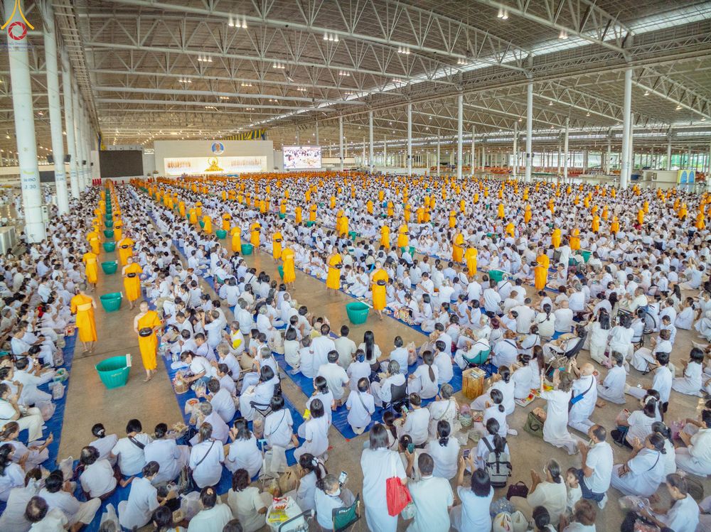ภาพ No.337665:วันอาทิตย์ต้นเดือน 5 กรกฎาคม พ.ศ.2569 พิธีตักบาตรข้าวสารอาหารแห้ง  ณ บ้านแก้วเรือนทองคุณยายฯ วัดพระธรรมกาย