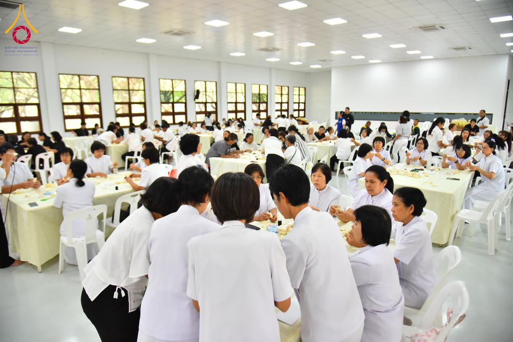 ภาพ No.327524:วันศุกร์ที่ 1 พฤษภาคม พ.ศ. 2569 รวมใจพสกนิกรชาวอำเภอคลองหลวง ประดิษฐ์ดอกไม้จันทน์ เพื่อใช้ในพิธีถวายดอกไม้จันทน์ในงานพระราชพิธีถวายพระเพลิงพระบรมศพ สมเด็จพระนางเจ้าสิริกิติ์ พระบรมราชินีนาถ พระบรมราชชนนีพันปีหลวง ณ วัดพระธรรมกาย