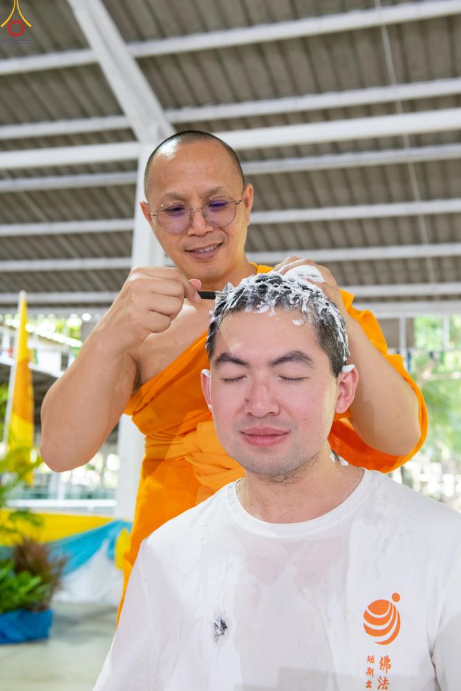 ภาพ No.338346:วันอาทิตย์ที่ 5 กรกฎาคม พศ.2569 พิธีตัดปอยผมธรรมทายาทนานาชาติ IDOP รุ่นที่ 21 จากประเทศจีน มาเลเซีย สิงคโปร์ และไต้หวัน ณ โถงช้าง วัดพระธรรมกาย