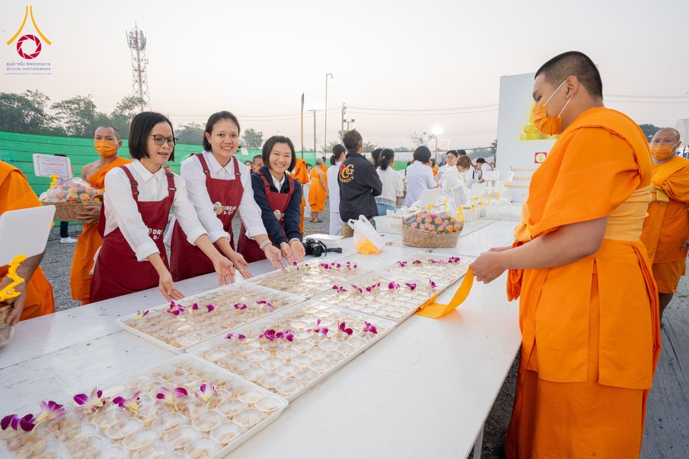 ภาพ No.294820:วันที่ 15 มกราคม พ.ศ. 2569 พิธีถวายภัตตาหารเป็นสังฆทาน แด่พระธรรมยาตรา ณ วัดโบสถ์บน ต.บางคูเวียง จ.นนทบุรี อนุสรณ์สถานลำดับที่ 4 สถานที่เกิดด้วยกายธรรม ในโครงการธรรมยาตรา กตัญญูบูชา มหาปูชนียาจารย์ พระมงคลเทพมุนี(สด จนฺทสโร) พระผู้ปราบมาร อนุสรณ์สถาน 7 แ