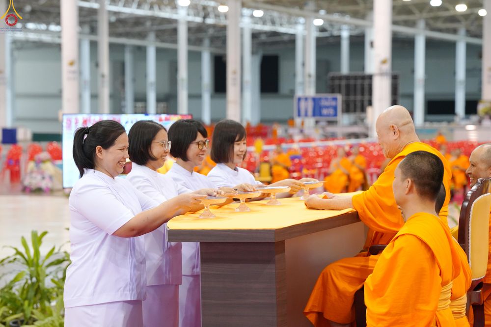 ภาพ No.339017:วันอาทิตย์ที่ 12 กรกฎาคม พ.ศ.2569 พิธีมุทิตาผู้สอบได้เปรียญธรรม ประโยค 1-2 ถึง ป.ธ.9 และ บ.ศ.1-2 ถึง บ.ศ.6 สำนักศาสนศึกษาวัดพระธรรมกาย ประจำปี 2569, พิธีมอบตราตั้งแต่งตั้งอาจารย์ใหญ่ สำนักศาสนศึกษาวัดพระธรรมกาย