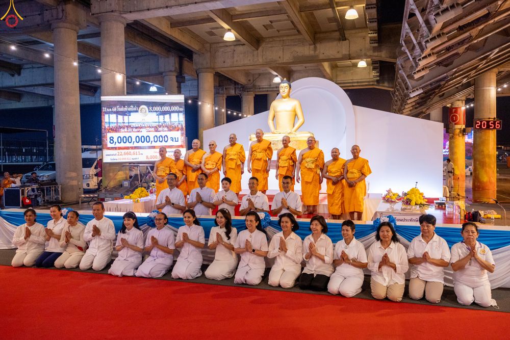 ภาพ No.280325:วันที่ 31 ธันวาคม พ.ศ.2568 -วันที่ 1 มกราคม พ.ศ.2569 พิธีฉลองชัยสวดมนต์บทธัมมจักกับปปวัตนสูตร ครบ 8,000,000,000 จบ , พิธีสวดมนต์ข้ามปี ณ วัดพระธรรมกาย