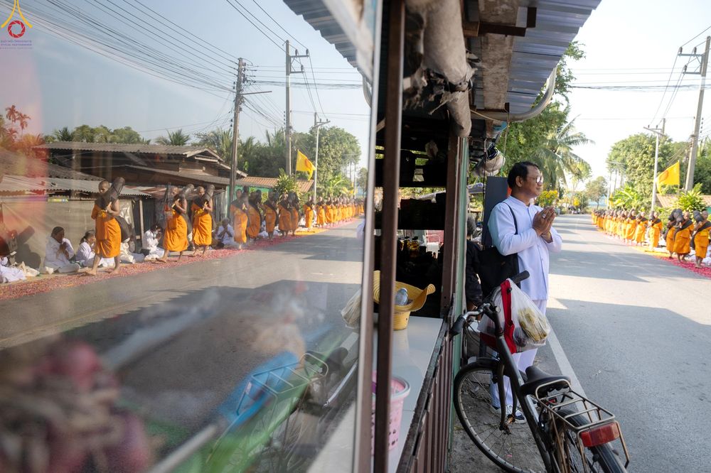 ภาพ No.290466:วันที่ 7 มกราคม พ.ศ. 2569 พิธีต้อนรับพระธรรมยาตรา ณ อนุสรณ์สถานลำดับที่ 2  สถานที่ตั้งมโนปณิธานบวชตลอดชีวิต อนุสรณ์สถานคลองบางนางแท่น (ภาพชุดที่ 2) อ.สามพราน จ.นครปฐม ในโครงการธรรมยาตรา กตัญญูบูชา มหาปูชนียาจารย์ พระมงคลเทพมุนี(สด จนฺทสโร) พระผู้ปราบมาร 