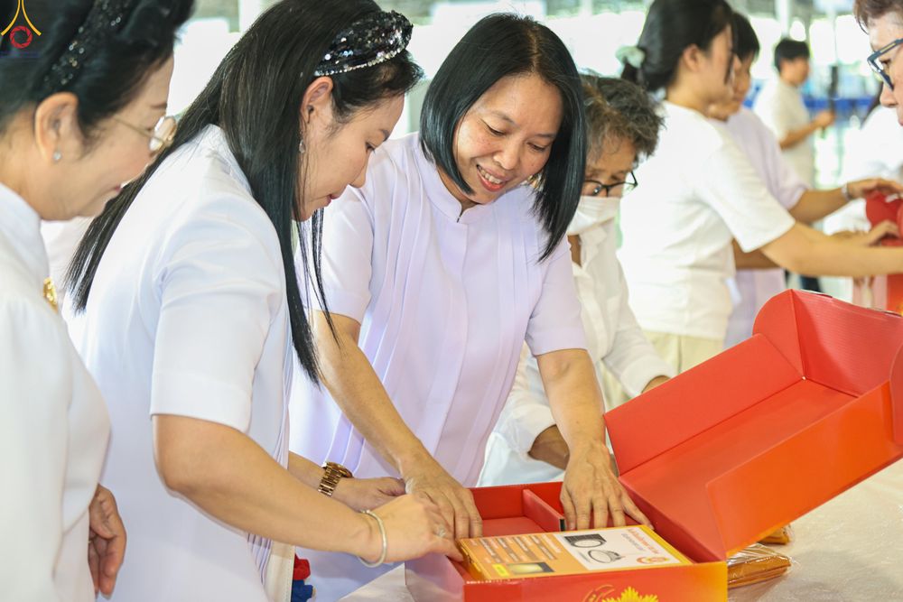 ภาพ No.321172:วันที่ 10-11 เมษายน พ.ศ.2569 การเตรียมกล่องไทยธรรม และการติดผ้ารับประเคน เพื่องานถวายมหาสังฆทาน 40,000 กว่าวัดทั่วประเทศ วันคุ้มครองโลก 22 เมษายน พ.ศ.2569 วัดพระธรรมกาย