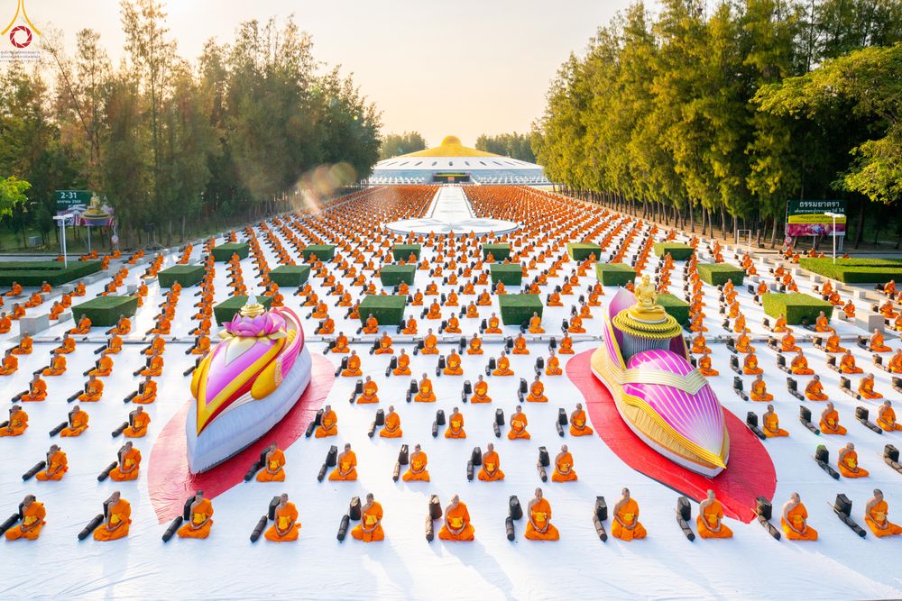 ภาพ No.281577:วันที่ 24 ธันวาคม พ.ศ.2568 พระธรรมยาตรา ปฏิบัติธรรม และถ่ายภาพหมู่ประวัติศาสตร์ ณ ลานหน้ามหาวิหารพระมงคลเทพมุนีฯ วัดพระธรรมกาย