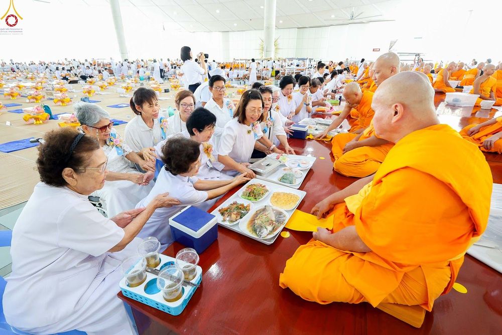 ภาพ No.348274:วันที่ 10 กันยายน พ.ศ.2569 พิธีสวดพระพุทธมนต์ และถวายภัตตาหารเป็นสังฆทาน เนื่องในวันครบ 26 ปี วันคล้ายละสังขาร คุณยายอาจารย์มหารัตนอุบาสิกาจันทร์ ขนนกยูง ณ หอฉันคุณยายอาจารย์ฯ วัดพระธรรมกาย