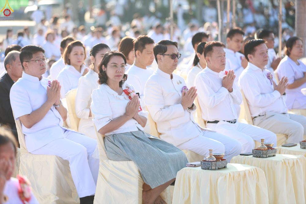 ภาพ No.284225:วันเสาร์ที่ 20 ธันวาคม พ.ศ.2568  พิธีตักบาตรพระ 10,000 รูป เนื่องในโอกาส 194 ปี จังหวัดกาญจนบุรี และอุทิศส่วนกุศลให้แด่บรรพชนทั้งหลาย บริเวณถนนสองแคว (Skywalk) เมืองกาญจนบุรี