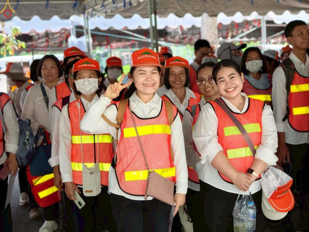 ภาพ No.300589:ภาพเบื้องหลังอาสาสมัครรวมใจ ชุดที่ 3 ในโครงการธรรมยาตรา กตัญญูบูชา มหาปูชนียาจารย์ พระมงคลเทพมุนี(สด จนฺทสโร) พระผู้ปราบมาร อนุสรณ์สถาน 7 แห่ง ปีที่ 14