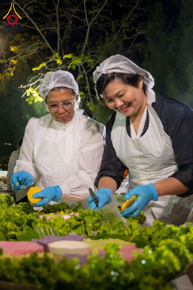 ภาพ No.293424:วันที่ 13 มกราคม พ.ศ. 2569 พิธีถวายภัตตาหารเป็นสังฆทาน แด่พระธรรมยาตรา ณ อนุสรณ์สถานมหาวิหารพระมงคลเทพมุนี (โลตัสแลนด์) อ.สองพี่น้อง จ.สุพรรณบุรี ในโครงการธรรมยาตรา กตัญญูบูชา มหาปูชนียาจารย์ พระมงคลเทพมุนี(สด จนฺทสโร) พระผู้ปราบมาร อนุสรณ์สถาน 7 แห่ง ปี