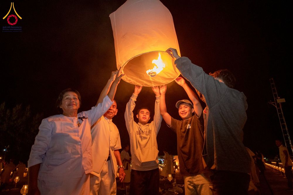 ภาพ No.266204:วันพุธที่ 5 พฤศจิกายน พ.ศ. 2568 (วันพระ ขึ้น 15 ค่ำ เดือน 12) พิธีจุดประทีปโคมลาน, โคมลอย และลอยกระทง ถวายประทีปเป็นพุทธบูชา สร้างความสว่างไสวให้กับแผ่นดินด้วยแสงธรรม ณ พุทธอุทยานนานาชาติ จังหวัดหนองคาย
