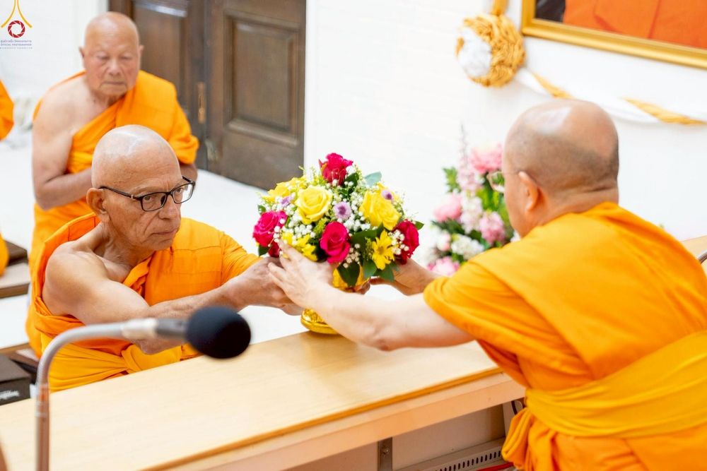 ภาพ No.252340:วันที่ 4-5 ตุลาคม พ.ศ. 2568  วัดพระธรรมกายแคลิฟอร์เนีย ประเทศสหรัฐอเมริกา ได้จัดพิธีตัดปอยผม โดยคณะสงฆ์ ญาติ ๆ และสาธุชน ให้กับนาคธรรมทายาท 8 ท่าน และได้จัดพิธีบรรพชา-อุปสมบท ฉลองพิธีทอดกฐินบรมจักรพรรดิ สร้างอุโบสถ 82 ปี บูชาธรรมหลวงพ่อธัมมชโย