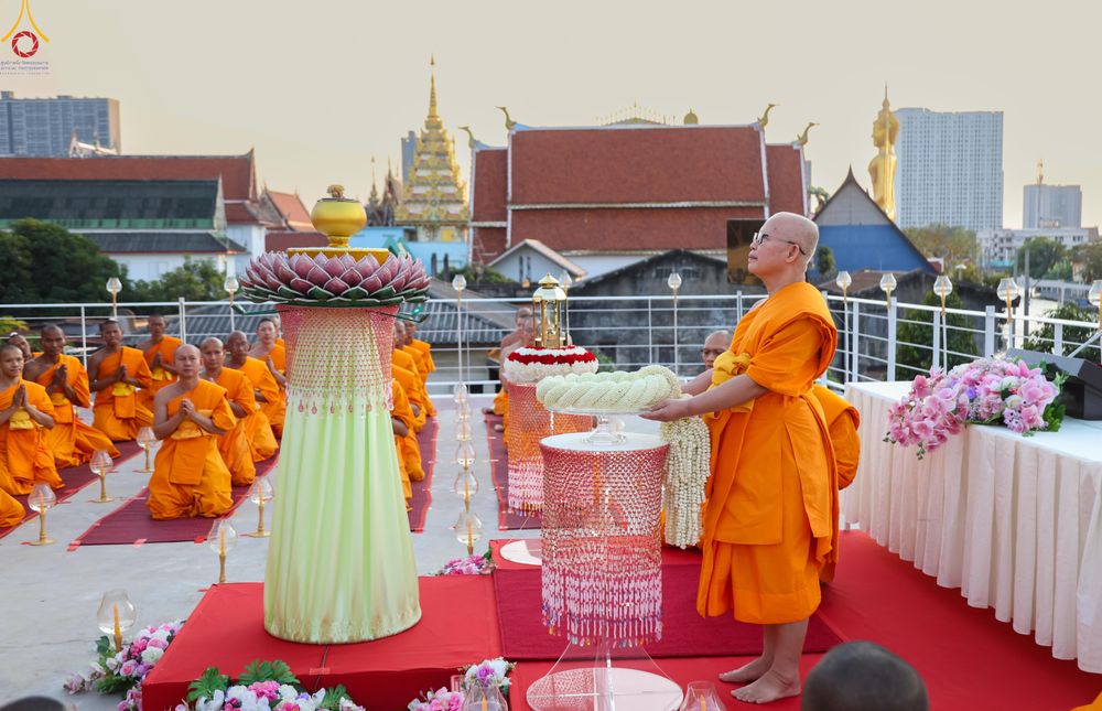 ภาพ No.302814:วันที่ 24 มกราคม พ.ศ. 2569 พิธีจุดประทีปธรรมถวายเป็นพุทธบูชา  และบูชาธรรมมหาปูชนียาจารย์  ณ อาคารธรรมยาตรา กตัญญูบูชามหาปูชนียาจารย์  ตรงข้ามวัดปากน้ำภาษีเจริญ จ.กรุงเทพมหานคร ในโครงการธรรมยาตรา กตัญญูบูชา มหาปูชนียาจารย์ พระมงคลเทพมุนี(สด จนฺทสโร) พระผู