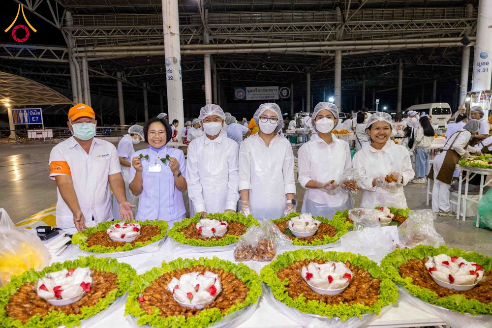 ภาพ No.303435:วันที่ 27 มกราคม พ.ศ. 2569 พิธีถวายภัตตาหารเป็นสังฆทาน แด่พระธรรมยาตรา ณ วัดพระธรรมกาย  จังหวัดปทุมธานี ในโครงการธรรมยาตรา กตัญญูบูชา มหาปูชนียาจารย์ พระมงคลเทพมุนี(สด จนฺทสโร) พระผู้ปราบมาร อนุสรณ์สถาน 7 แห่ง ปีที่ 14