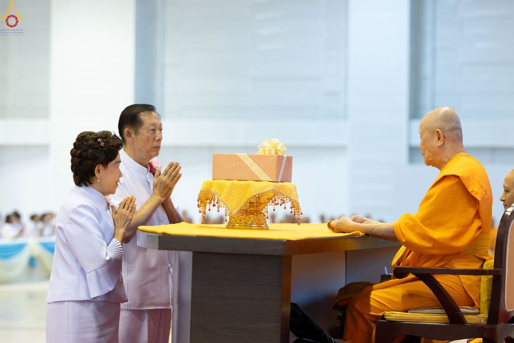 ชายหญิงชุดขาวพนมมือไหว้พระภิกษุสงฆ์ในพิธีทางศาสนา