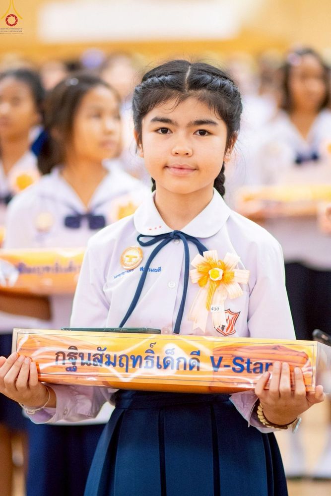 ภาพ No.246076:วันเสาร์ที่ 13 กันยายน พ.ศ. 2568 พิธีมอบผ้าไตรประธานกฐินสัมฤทธิ์เด็กดี V-Star ณ สภาธรรมกายสากล วัดพระธรรมกาย