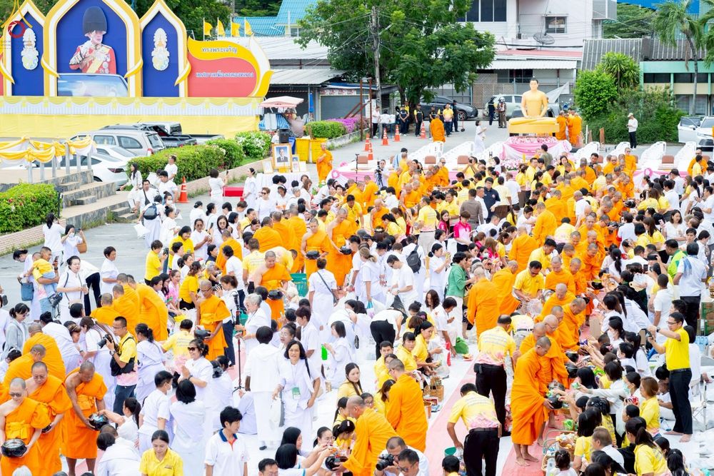 ภาพ No.242045:วันอาทิตย์ที่ 31 สิงหาคม พ.ศ. 2568 พิธีทำบุญแด่คณะสงฆ์ 122 รูป ฉลอง 121 ปี อำเภอคลองหลวง จ.ปทุมธานี เพื่อนำส่งช่วยเหลือคณะสงฆ์ 323 วัด 4 จังหวัดชายแดนภาคใต้ และช่วยเหลือประชาชนจากเหตุปะทะ แนวชายแดนไทย-กัมพูชา ณ บริเวณหน้าที่ว่าการอำเภอคลองหลวง 