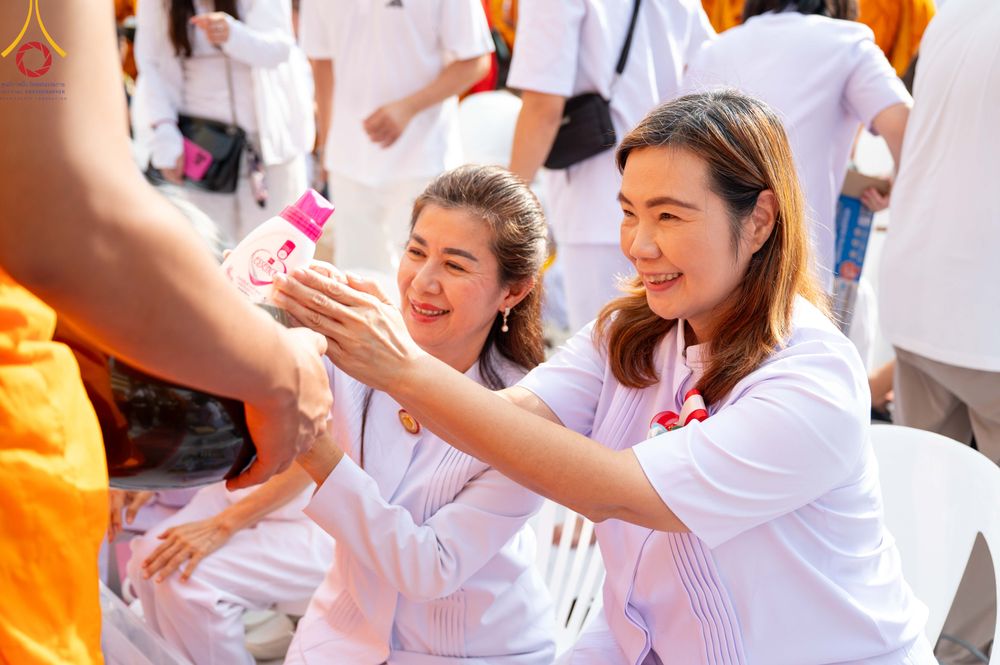 ภาพ No.343212:วันอาทิตย์ที่ 16 สิงหาคม พ.ศ.2569 พิธีตักบาตรพระ 10,000 รูป นานาชาติ ปีที่ 23 คณะสงฆ์ 4 ประเทศ 14 จังหวัดภาคใต้ น้อมถวายเป็นพุทธบูชา ทำบุญเพื่อแม่- พ่อ ณ ถนนนิพัทธ์อุทิศ 3 อ.หาดใหญ่ จ.สงขลา