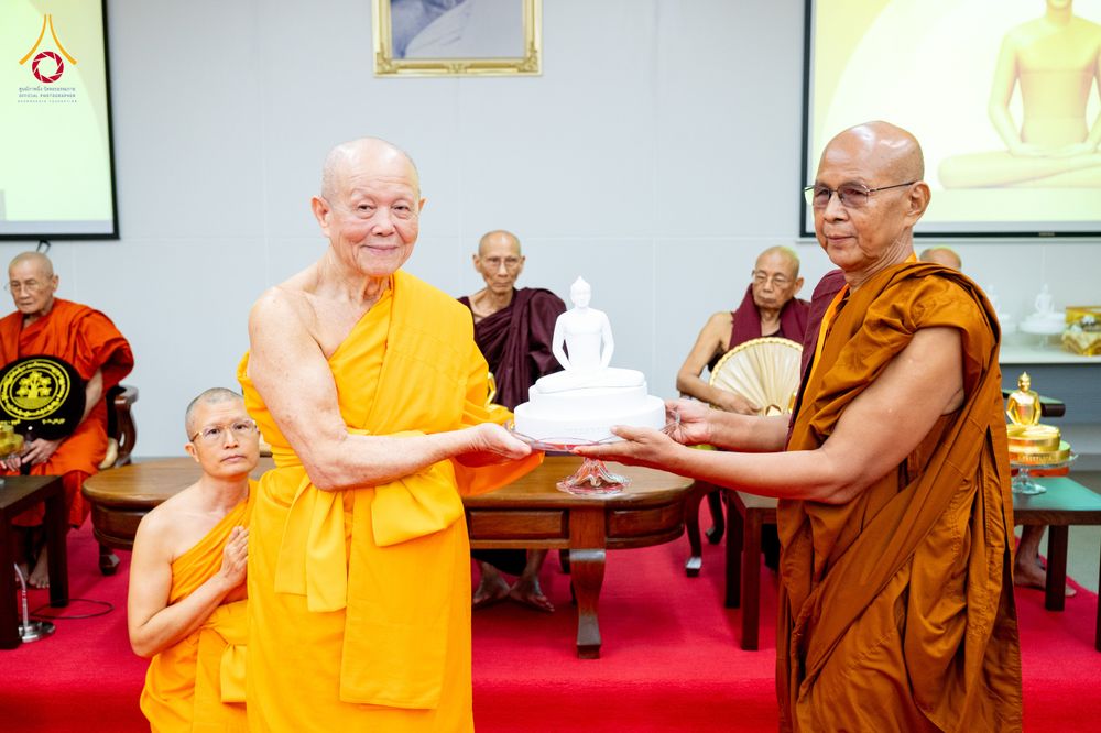 ภาพ No.325599:วันที่ 24 เมษายน พ.ศ.2569 หลวงพ่อทัตตชีโว รองเจ้าอาวาสวัดพระธรรมกาย ถวายการต้อนรับและปฏิสันถารคณะสงฆ์เมียนมาร์