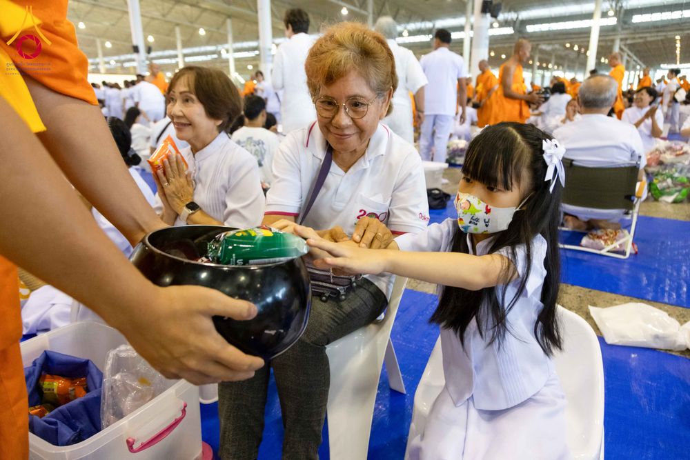 ภาพ No.308278:วันที่ 1  กุมภาพันธ์ พ.ศ. 2569 พิธีตักบาตรข้าวสารอาหารแห้ง ณ บ้านแก้วเรือนทองคุณยาย สภาธรรมกายสากล วัดพระธรรมกาย