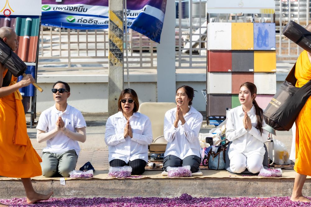 ภาพ No.287734:วันที่ 3 มกราคม พ.ศ. 2569 พิธีต้อนรับพระธรรมยาตรา ครั้งที่ 2 (ภาพชุดที่ 2) ในโครงการธรรมยาตรา กตัญญูบูชา มหาปูชนียาจารย์ พระมงคลเทพมุนี(สด จนฺทสโร) พระผู้ปราบมาร อนุสรณ์สถาน 7 แห่ง ปีที่ 14 ณ อนุสรณ์สถานมหาวิหารพระมงคลเทพมุนี (โลตัสแลนด์) อ.สองพี่น้อง จ.