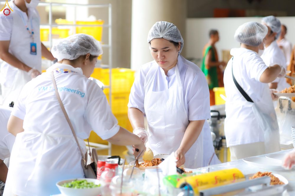 ภาพ No.325773:วันที่ 22 เมษายน พ.ศ.2569(วันคุ้มครองโลก) งานถวายมหาสังฆทาน 40,000 กว่าวัดทั่วประเทศ เจ้าหน้าที่ สาธุชน ร่วมใจจัดเตรียมภัตตาหารเพล (ชุด 2)