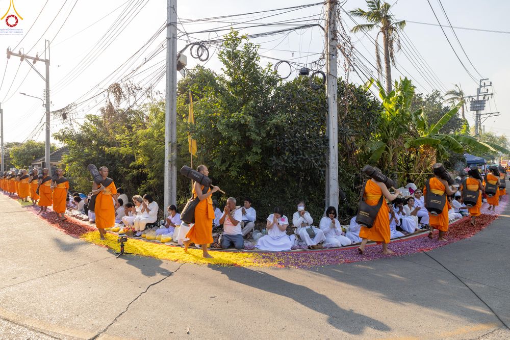 ภาพ No.295082:วันที่ 14 มกราคม พ.ศ. 2569 พิธีต้อนรับพระธรรมยาตรา อนุสรณ์สถานลำดับที่ 4  สถานที่เกิดด้วยกายธรรม ณ วัดโบสถ์บน ต.บางคูเวียง จ.นนทบุรี ในโครงการธรรมยาตรา กตัญญูบูชา มหาปูชนียาจารย์ พระมงคลเทพมุนี(สด จนฺทสโร) พระผู้ปราบมาร อนุสรณ์สถาน 7 แห่ง ปีที่ 14