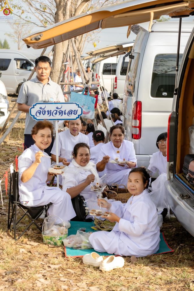 ภาพ No.302751:วันที่ 24 มกราคม พ.ศ. 2569 พิธีตักบาตรพระธรรมยาตรา(ภาพชุดที่ 2) ณ อนุสรณ์สถานลำดับที่ 5 สถานที่เผยแผ่วิชชาธรรมกายครั้งแรก อนุสรณ์สถานบางปลา วัดบางปลา อำเภอบางเลน จังหวัดนครปฐม ในโครงการธรรมยาตรา กตัญญูบูชา มหาปูชนียาจารย์ พระมงคลเทพมุนี(สด จนฺทสโร) พระผู