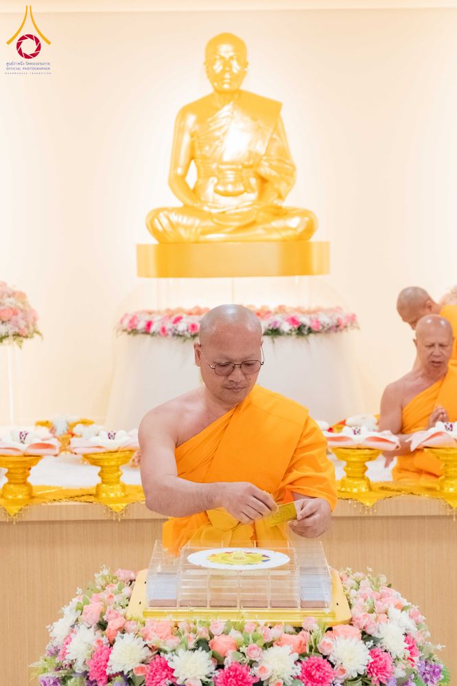 ภาพ No.319164:วันที่ 29 มีนาคม พ.ศ.2569 พิธีอัญเชิญรูปหล่อพระมงคลเทพมุนี (สด จนฺทสโร) ประดิษฐาน ณ ห้องปฏิบัติธรรม “มงคลรัตนโชติ”  วัดพระธรรมกายชิคาโก ประเทศสหรัฐอเมริกา