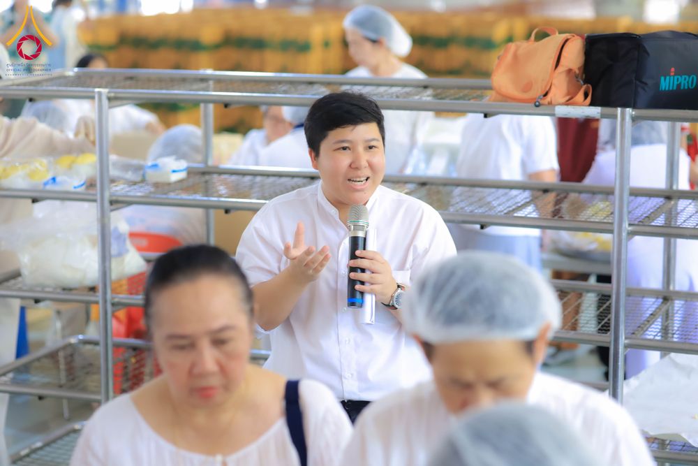 ภาพ No.323574:วันที่ 21 เมษายน 2569 ปอกทุเรียน 26 ตัน 75,000 กล่อง เตรียมงานถวายสังฆทาน40000กว่าวัดทั่วประเทศ