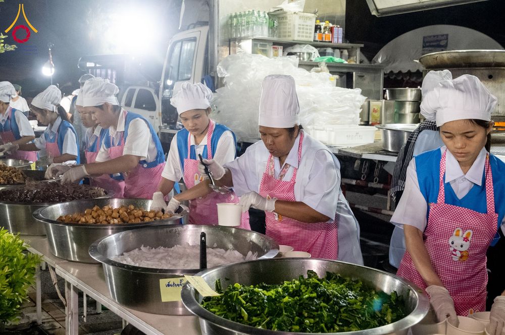 ภาพ No.289460:วันที่ 7 มกราคม พ.ศ. 2569 พิธีถวายภัตตาหารเป็นสังฆทาน แด่พระธรรมยาตรา ในโครงการธรรมยาตรา กตัญญูบูชา มหาปูชนียาจารย์ พระมงคลเทพมุนี(สด จนฺทสโร) พระผู้ปราบมาร อนุสรณ์สถาน 7 แห่ง ปีที่ 14 ณ อนุสรณ์สถานมหาวิหารพระมงคลเทพมุนี (โลตัสแลนด์) อ.สองพี่น้อง จ.สุพรร