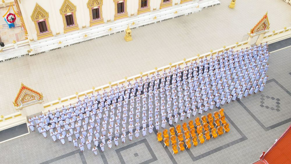 ภาพ No.278512:วันอาทิตย์ที่ 14 ธันวาคม พ.ศ.2568  พิธีเวียนประทักษิณ พิธีวันทาสีมาพระประธาน โครงการบวชบูชาธรรมมหาปูชนียาจารย์ ของศูนย์ปฏิบัติธรรมบุรีรัมย์ ณ วัดกลาง พระอารามหลวง จังหวัดบุรีรัมย์