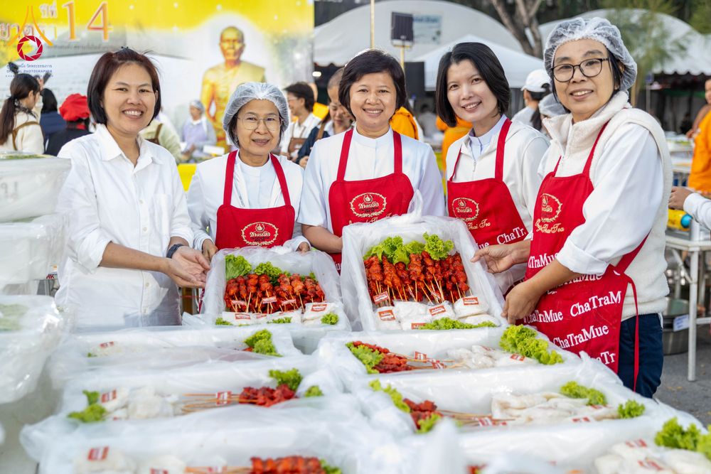 ภาพ No.293508:วันที่ 13 มกราคม พ.ศ. 2569 พิธีถวายภัตตาหารเป็นสังฆทาน แด่พระธรรมยาตรา ณ อนุสรณ์สถานมหาวิหารพระมงคลเทพมุนี (โลตัสแลนด์) อ.สองพี่น้อง จ.สุพรรณบุรี ในโครงการธรรมยาตรา กตัญญูบูชา มหาปูชนียาจารย์ พระมงคลเทพมุนี(สด จนฺทสโร) พระผู้ปราบมาร อนุสรณ์สถาน 7 แห่ง ปี