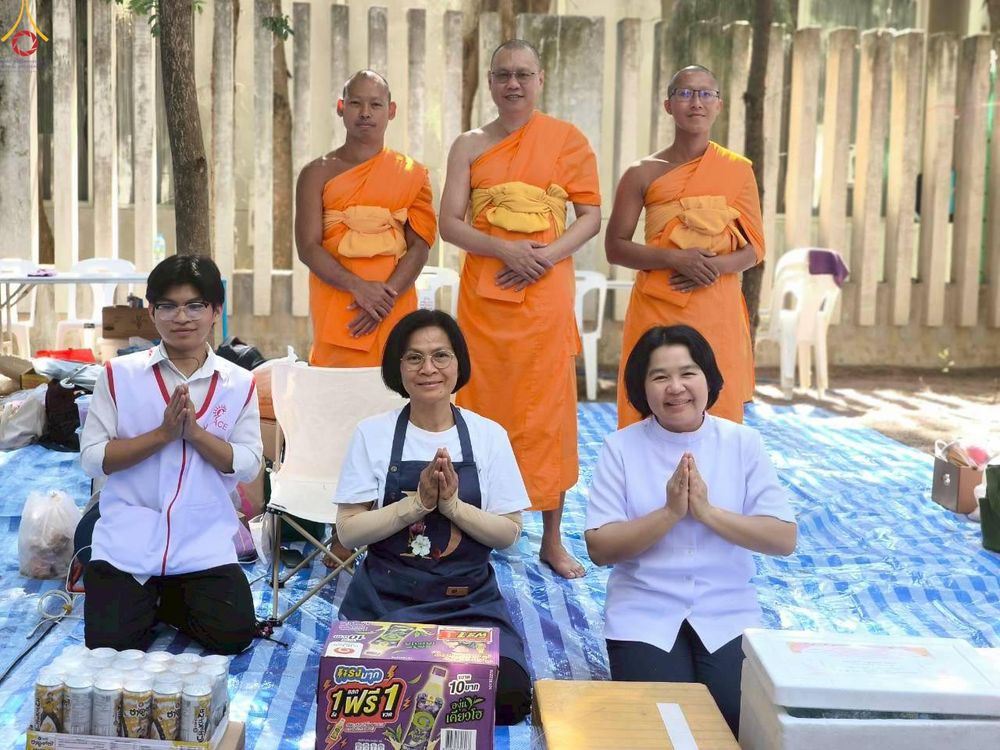 ภาพ No.301418:ภาพเบื้องหลังอาสาสมัครรวมใจ ชุดที่ 4 ในโครงการธรรมยาตรา กตัญญูบูชา มหาปูชนียาจารย์ พระมงคลเทพมุนี(สด จนฺทสโร) พระผู้ปราบมาร อนุสรณ์สถาน 7 แห่ง ปีที่ 14